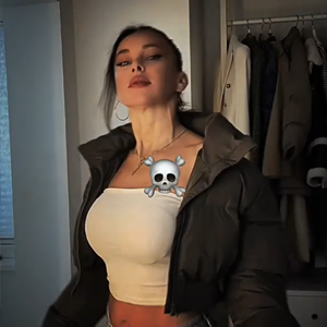 moms dressing like daughters logo